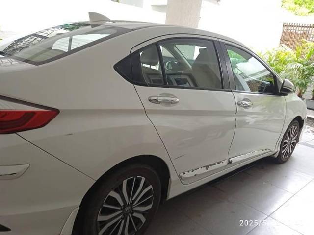 https://images10.gaadi.com/usedcar_image/4528469/original/processed_7daba9ba-9489-4a28-8e98-402f8fcf4bcf.jpg?imwidth=6402
