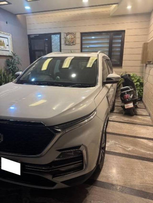https://images10.gaadi.com/usedcar_image/4528495/original/processed_43a17b54-719b-4fd6-9ce7-d4320415d770.jpeg?imwidth=6401