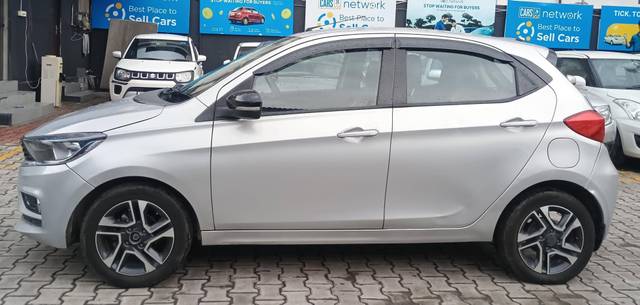 https://images10.gaadi.com/usedcar_image/4528515/original/processed_b11a55d69db8a10b14f20607882427a6.jpg?imwidth=6402