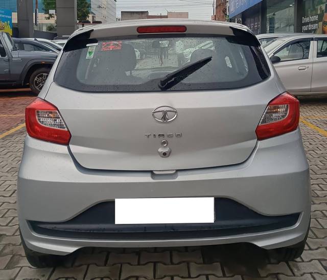 https://images10.gaadi.com/usedcar_image/4528515/original/processed_e1e4ba8cda8d95c87c50e7172c1c0f15.jpg?imwidth=6401