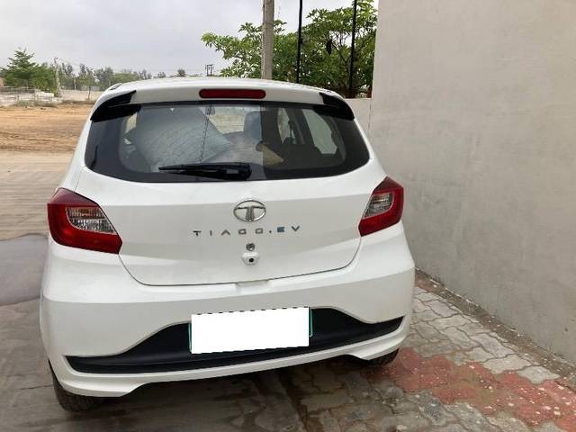 https://images10.gaadi.com/usedcar_image/4528520/original/processed_16456fcb-3eb7-4114-a268-986d1412864d.jpeg?imwidth=6401