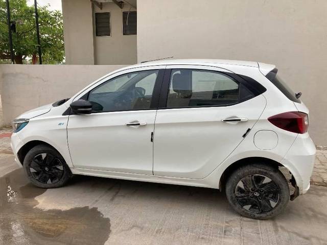 https://images10.gaadi.com/usedcar_image/4528520/original/processed_40699142-87aa-4c58-b29c-9340d4b36a91.jpeg?imwidth=6402
