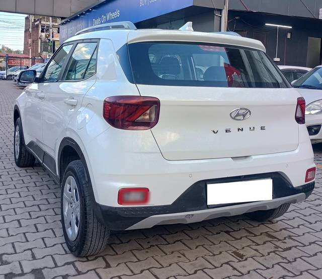 https://images10.gaadi.com/usedcar_image/4528524/original/processed_0a88c54e0528187268bf697ee5b710d9.jpg?imwidth=6400