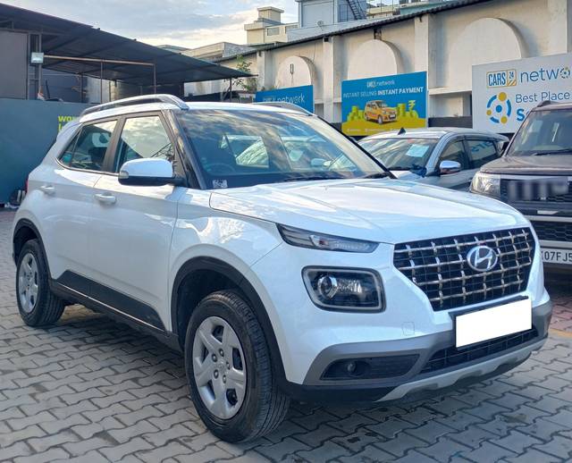 https://images10.gaadi.com/usedcar_image/4528524/original/processed_9e1756f4a5b6f2681dc629cb36dcea92.jpg?imwidth=6401