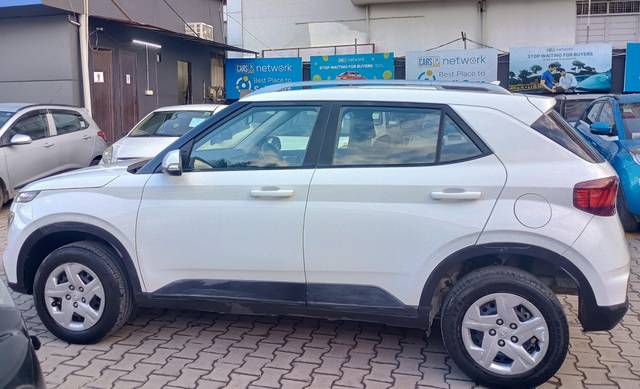 https://images10.gaadi.com/usedcar_image/4528524/original/processed_ffaf5e8800b07ef3966fe75033559ed5.jpg?imwidth=6401