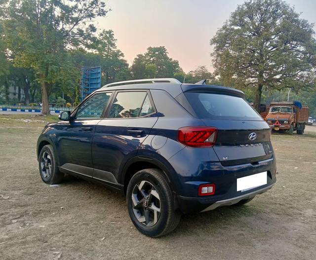 https://images10.gaadi.com/usedcar_image/4528574/original/processed_89a167e69efc7ff159011f143b199ceb.jpg?imwidth=6402