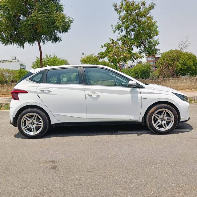 https://images10.gaadi.com/usedcar_image/4528579/original/0a26203dbc4b53e2f91b1c22dbace607.jpg?imwidth=6401