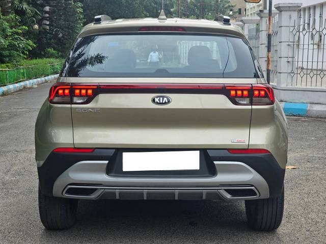 https://images10.gaadi.com/usedcar_image/4528693/original/processed_e6ab3ca145b3ca2a0c1b2f96d1b794e9.jpg?imwidth=6402