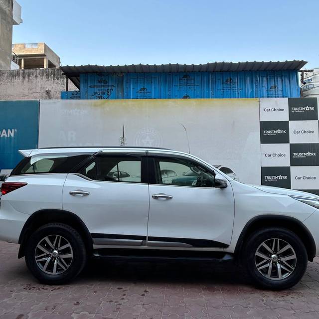 https://images10.gaadi.com/usedcar_image/4528702/original/processed_9b2424e16155a7a41c0b1e667937a3b6.jpg?imwidth=6401