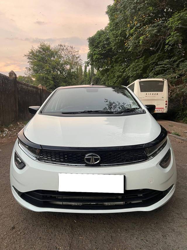 https://images10.gaadi.com/usedcar_image/4528734/original/processed_d03b06f43cfe783c17c1fcaee37b9949.jpg?imwidth=6402