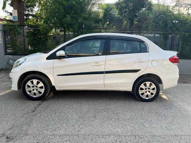 https://images10.gaadi.com/usedcar_image/4529093/original/processed_7e213790cf1a6f0818351f23b4179d47.jpg?imwidth=6402