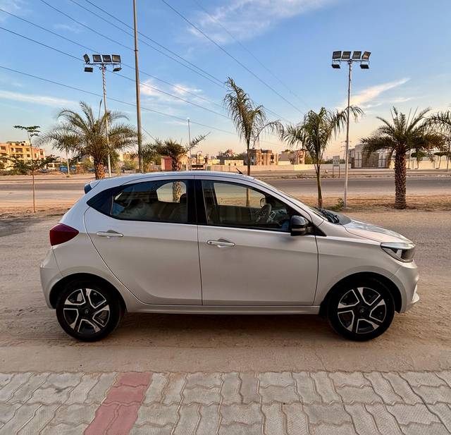https://images10.gaadi.com/usedcar_image/4529383/original/4a4ec869338f1440f2659ab11d513174.jpg?imwidth=6401