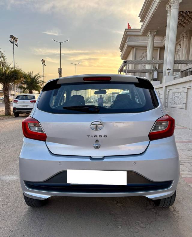 https://images10.gaadi.com/usedcar_image/4529383/original/processed_df66eb5b150f92fe8699783e8e8387b5.jpg?imwidth=6402