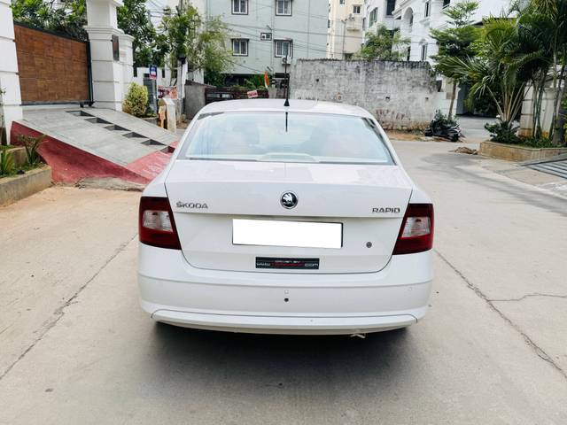 https://images10.gaadi.com/usedcar_image/4529694/original/processed_723f8cf7b8b741f7233f06d23a4eab1e.jpg?imwidth=6402