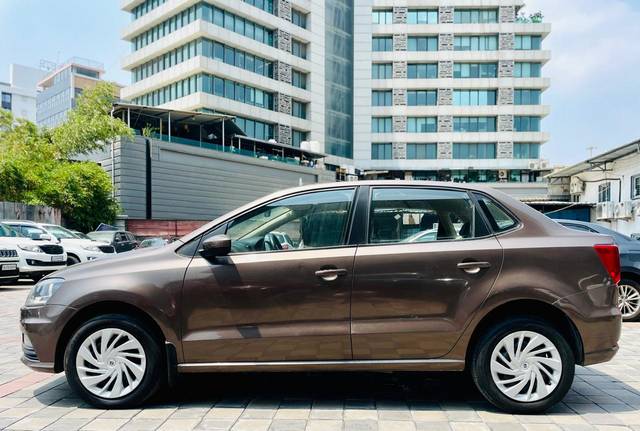 https://images10.gaadi.com/usedcar_image/4529696/original/9bf627ca0464479032b646a348108340.jpg?imwidth=6402