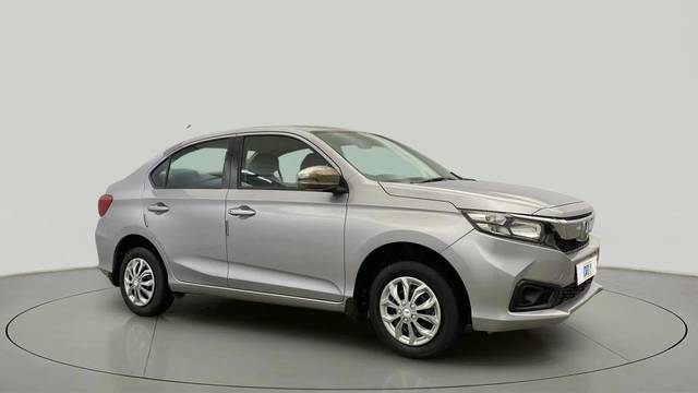 https://images10.gaadi.com/usedcar_image/4529698/original/5276662a6cc638610dd52f93f704012e.jpg?imwidth=6400