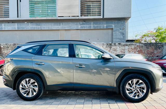 https://images10.gaadi.com/usedcar_image/4529708/original/d5b5f88fc15d99e1ed1cc3f0b96e25fc.jpg?imwidth=6401