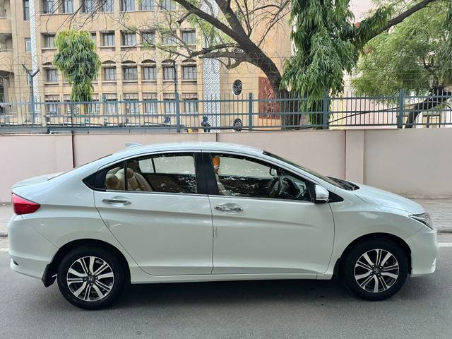 https://images10.gaadi.com/usedcar_image/4529763/original/07f0b020279300d130400c8f9a38fa02.jpg?imwidth=6401