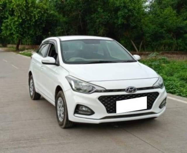 https://images10.gaadi.com/usedcar_image/4529766/original/processed_21025a653a5ef064142c94fdb85e6a9d.jpg?imwidth=6400