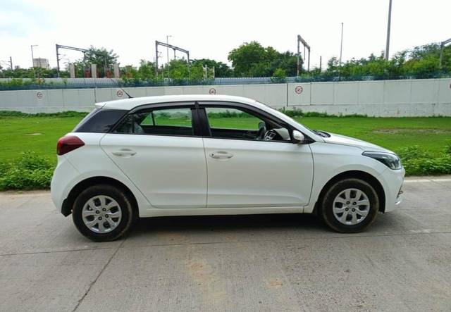 https://images10.gaadi.com/usedcar_image/4529766/original/processed_64f78cafbf4d634ee6bbea5bb165ea35.jpg?imwidth=6401