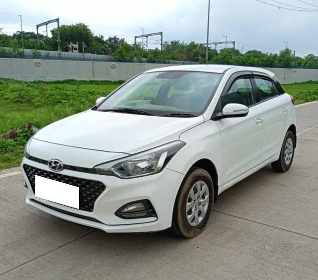 https://images10.gaadi.com/usedcar_image/4529766/original/processed_e227e5784f72c437df828d20cf9de8d1.jpg?imwidth=6401