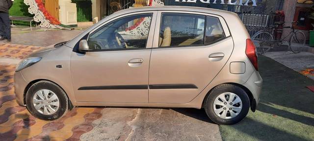 https://images10.gaadi.com/usedcar_image/4529785/original/processed_0af29800959121909f5e956dd20fe225.jpg?imwidth=6402