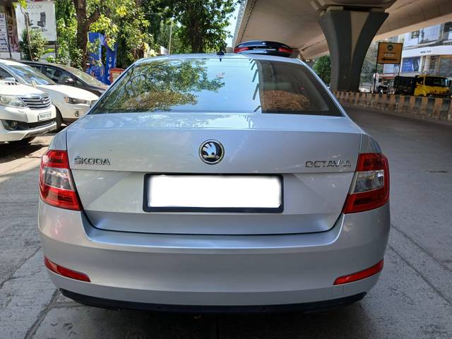 https://images10.gaadi.com/usedcar_image/4529787/original/processed_2cb5b376e8b54a66cad05ad67a1ae5a6.jpg?imwidth=6401
