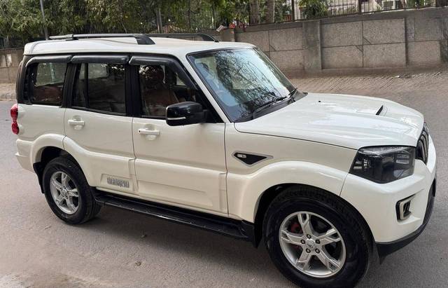 https://images10.gaadi.com/usedcar_image/4529799/original/processed_47904109785dab68f1d2816f12e9cb06.jpg?imwidth=6400