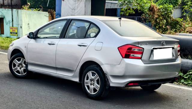 https://images10.gaadi.com/usedcar_image/4529858/original/processed_083d35c4fdf6cd29860e5dd9cb61d235.jpg?imwidth=6402