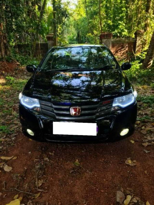 https://images10.gaadi.com/usedcar_image/4529860/original/processed_4dfd6c28-b2a7-47a5-bab8-cd02f56dd555.jpg?imwidth=6402