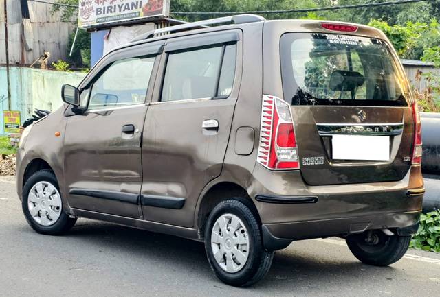 https://images10.gaadi.com/usedcar_image/4529868/original/processed_27a378c8a24bbc000a913d24ebe54f00.jpg?imwidth=6402