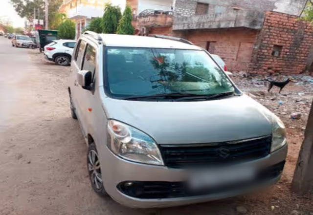 https://images10.gaadi.com/usedcar_image/4529923/original/6a793e76-769d-4a43-9ec0-20021ea870a0.?imwidth=6401