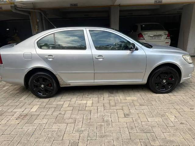 https://images10.gaadi.com/usedcar_image/4529938/original/processed_d36dead0-4237-4c82-a492-cf543a8f8eba.jpg?imwidth=6402