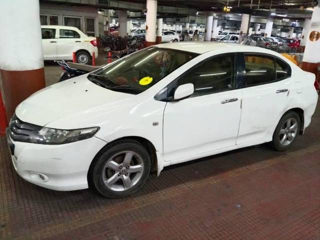 https://images10.gaadi.com/usedcar_image/4530341/original/processed_e63422f1-1bf7-4553-86db-fe32461019cc.jpg?imwidth=6400