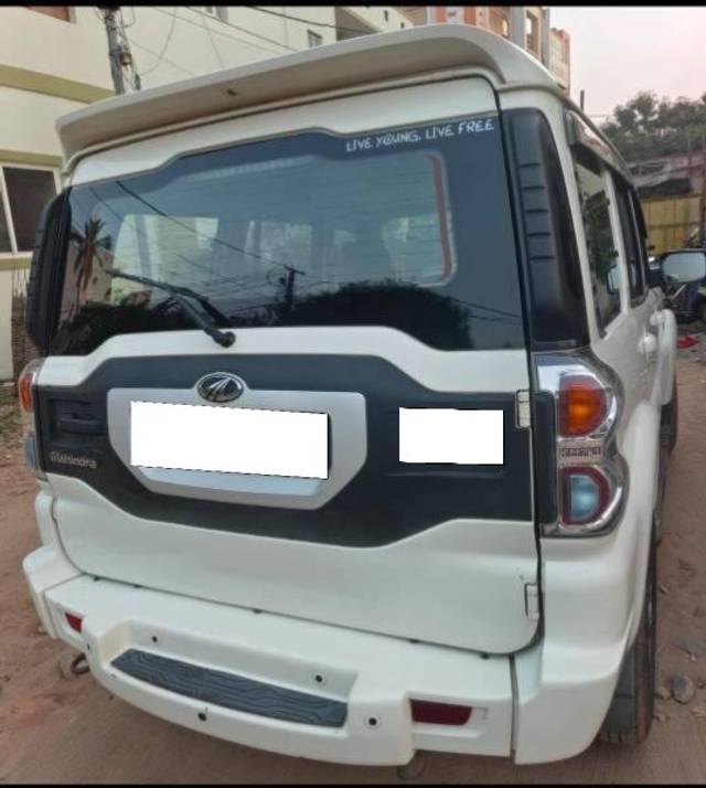 https://images10.gaadi.com/usedcar_image/4530470/original/processed_a593346b-c196-40e2-bd37-5df62760fcfa.jpg?imwidth=6401