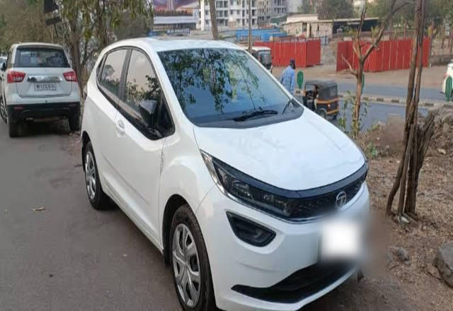 https://images10.gaadi.com/usedcar_image/4530621/original/bb2c2667-c325-4ace-afa1-45532de89abe.?imwidth=6402
