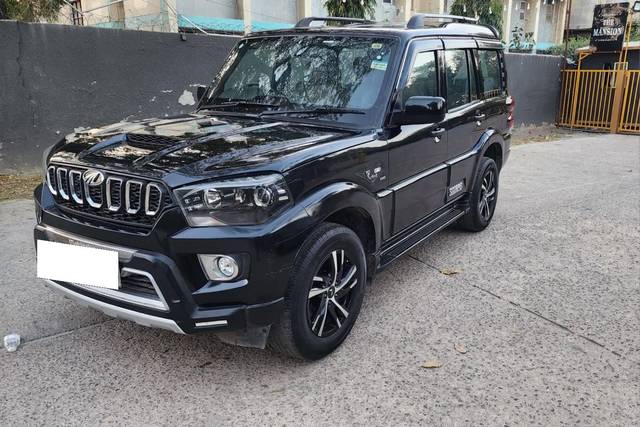 https://images10.gaadi.com/usedcar_image/4530712/original/processed_c6d2165a38f18829d8f50181f0297e1e.jpg?imwidth=6400