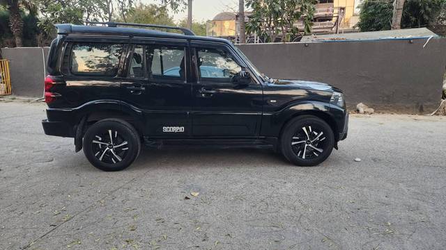 https://images10.gaadi.com/usedcar_image/4530712/original/processed_e79745b414e095b4b4598d53d89d5668.jpg?imwidth=6401