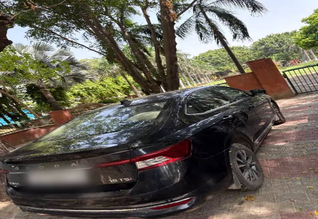 https://images10.gaadi.com/usedcar_image/4530747/original/bde93a4d-35dc-4aab-9f6f-f36db86c790b.?imwidth=6400