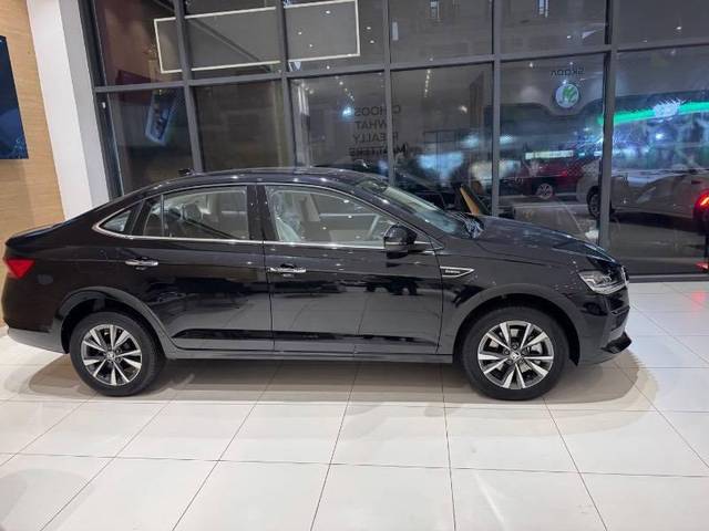 https://images10.gaadi.com/usedcar_image/4530754/original/processed_34bd56e0-51bf-407a-812f-c5e0e3836778.jpeg?imwidth=6401
