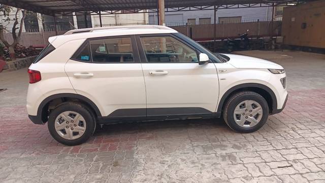 https://images10.gaadi.com/usedcar_image/4530782/original/38406e69b1ea7068348c3712a1dd031e.jpg?imwidth=6401