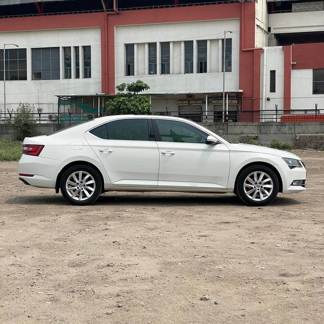 https://images10.gaadi.com/usedcar_image/4530787/original/994f25bf21243ff18fe2d55a00676aa9.jpg?imwidth=6401