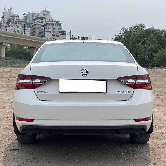 https://images10.gaadi.com/usedcar_image/4530787/original/processed_7559cad58c7e60f75d1d7aab14c521c7.jpg?imwidth=6402