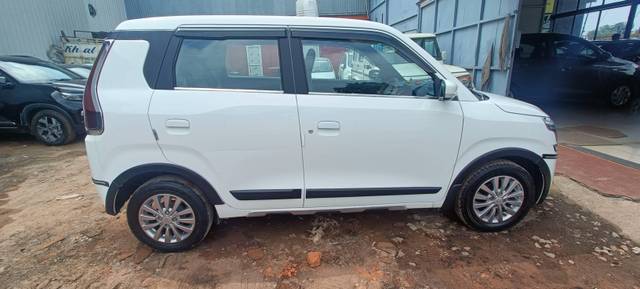 https://images10.gaadi.com/usedcar_image/4530926/original/processed_e07f96d31f536dbcc1d0e39aed749ad6.jpg?imwidth=6401