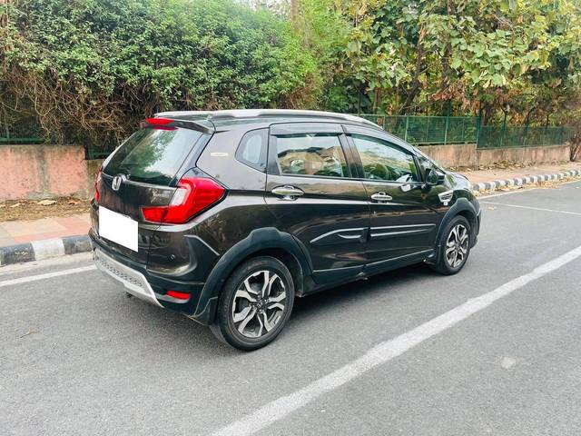 https://images10.gaadi.com/usedcar_image/4530931/original/processed_bb9fd3e0472660af98afa2a9895b955d.jpg?imwidth=6402