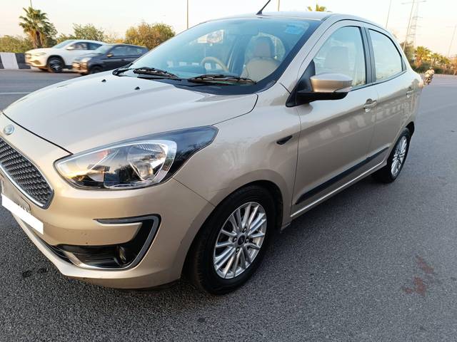 https://images10.gaadi.com/usedcar_image/4530932/original/processed_344d7b32446761815e961c7ee6a740a3.jpg?imwidth=6401