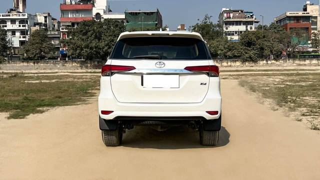 https://images10.gaadi.com/usedcar_image/4530938/original/processed_fbe6bb3299d273a2b9cf649c8c3224f3.jpg?imwidth=6402