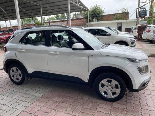 https://images10.gaadi.com/usedcar_image/4530943/original/processed_66b41b6e-8e2f-4aeb-a738-e2af1bf13466.jpg?imwidth=6401