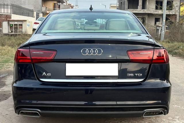 https://images10.gaadi.com/usedcar_image/4530949/original/processed_a21337ad54fa2dd7f8217548ec72d9c7.jpg?imwidth=6402