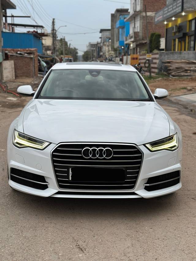 https://images10.gaadi.com/usedcar_image/4530964/original/c7d47080b1ee528a1b00993921b6c194.jpg?imwidth=6402